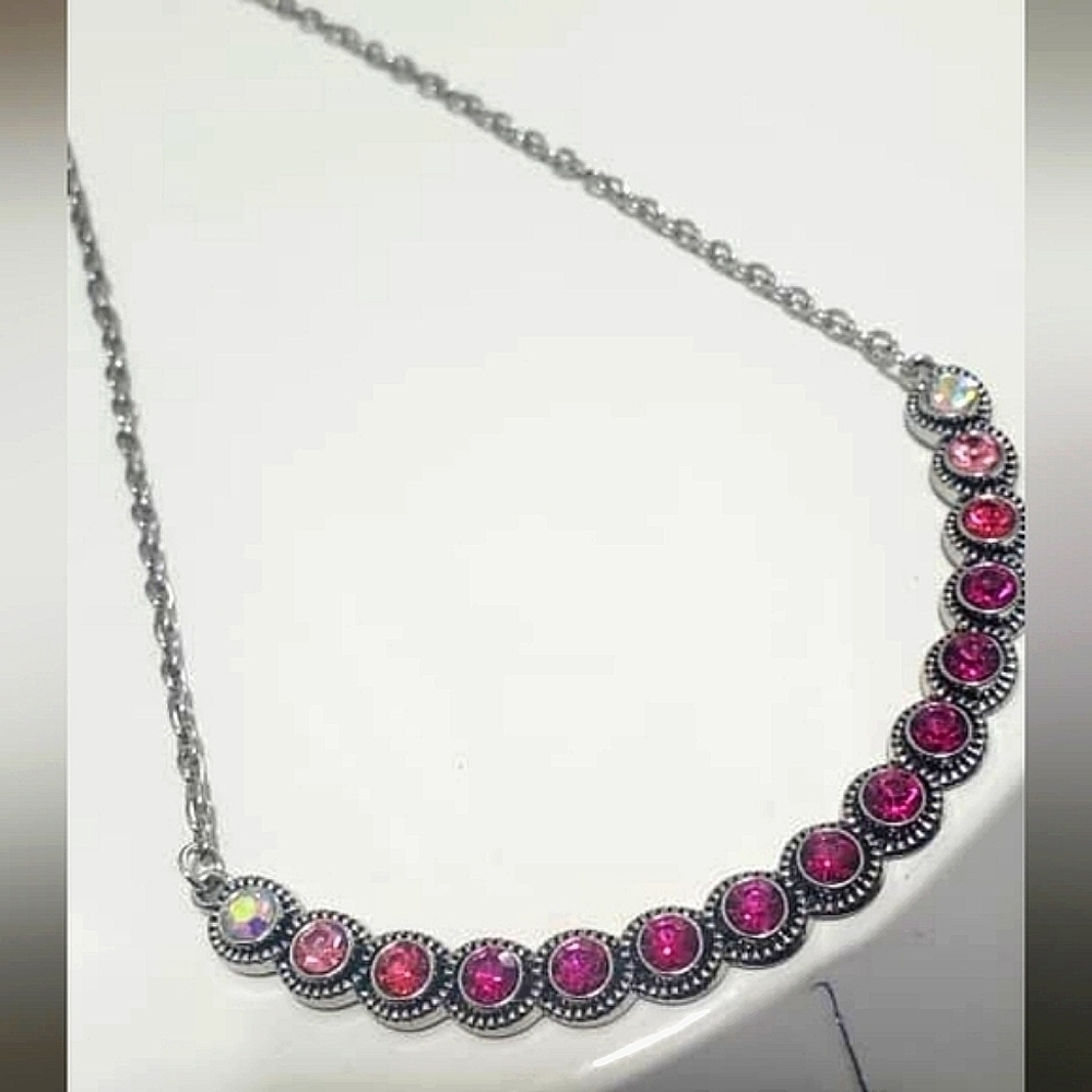 Silver Tone And Pink Rhinestone Circle Shaped Necklace🌴